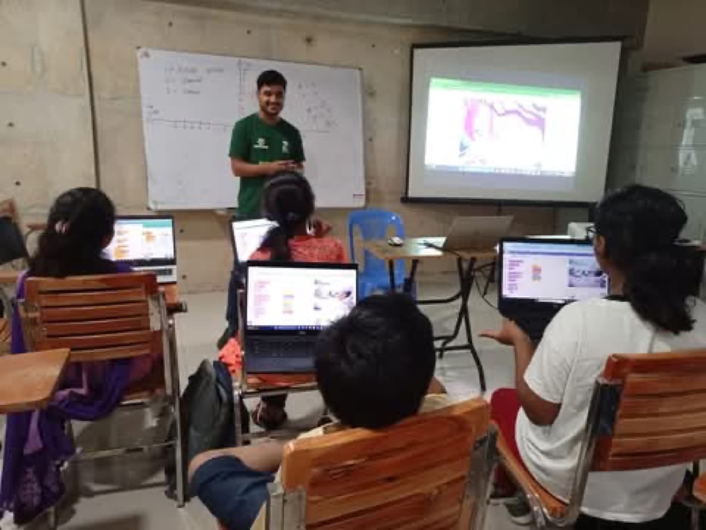 Teaching Scratch to children, BdOSN office